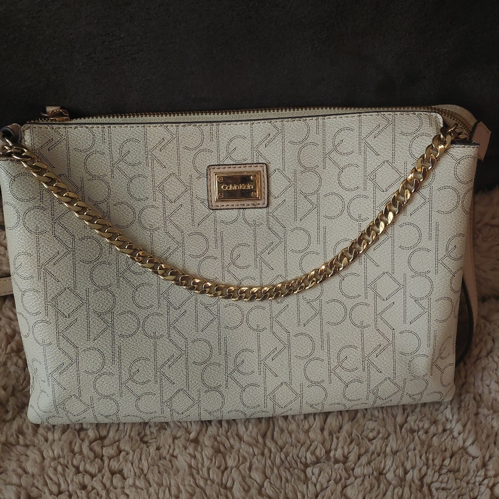 CALVIN KLEIN crossbody with beautiful gold chain💝👜
